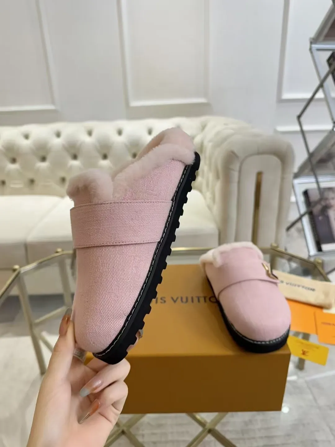 p600✨ LV Couple’s Wool Slippers｜Full of high-end feel, the soles of your feet are luxurious✨ We have achieved the ultimate restoration of the "higher version" of this pair of LV classic toe-toe slippers! 👫💫 🌟 The core advantages are clear at a glance: ✔️ Original jacquard + cowhide fabric, delicate texture, high-end at first glance; ✔️ 280% pure wool lining, wearing barefoot is like stepping on clouds ☁️, soft and skin-friendly and not sweaty; ✔️ Non-slip rubber bottom + three-dimensional toe design, super stable for walking, fashionable and practical!  👀 Must-have attention to detail: Belt buckle + classic LV presbyopic elements, revealing the aura of a big-name brand in a low-key manner ~ Whether it is a couple dating or a trip with besties, both of them are the focus when they go out👟💖 ✨ Easily match the wardrobe: jeans + sweaters, lazy and casual style ✔️ Coat + skirt, refined and elegant ✔️ One pair of shoes can handle a variety of styles, and the sense of luxury is never artificial ~ #LV slippers #couple outfit #High-End Customization #Quality Shoes Recommendation Fabric: Yangjing/classic jacquard fabric Lining: Imported wool lining Sole: Original rubber sole Size: Female 35-41 Male 38-46